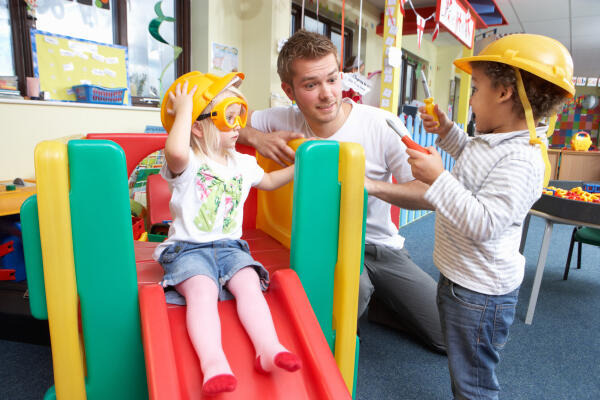 Kinderdorfvater betreut und fördert Kinder