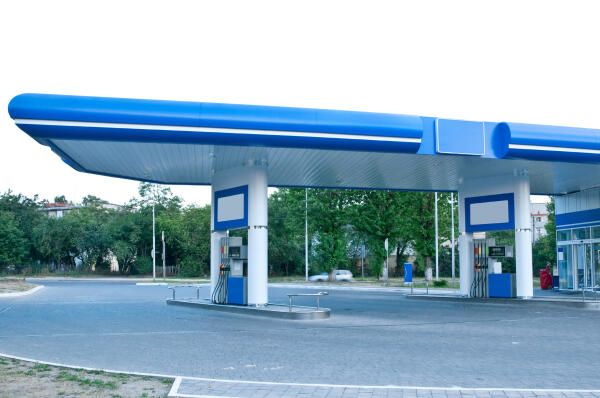Tankwarte arbeiten an Tankstellen