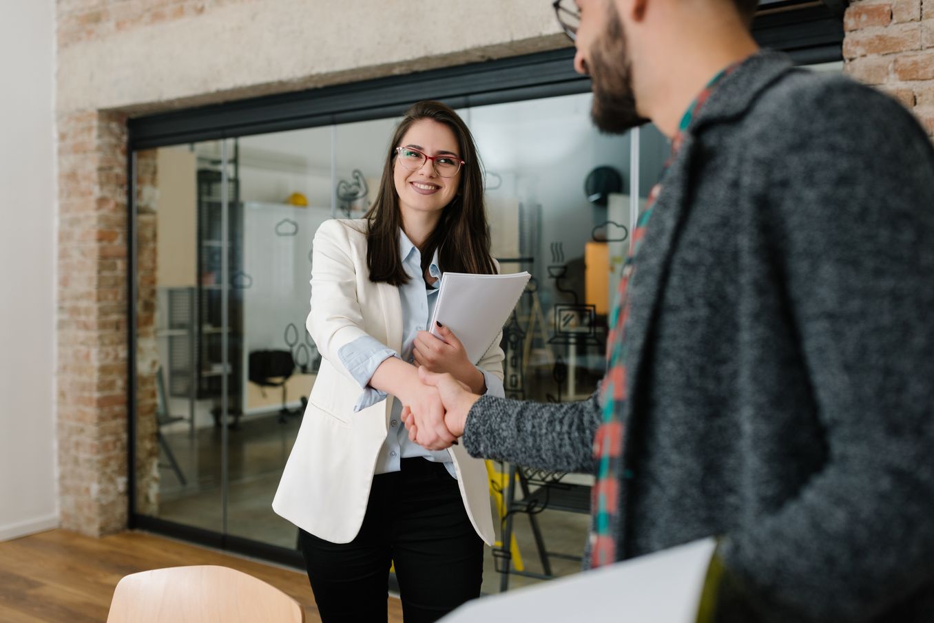 Personalmanagement Studium – Personalmanagerin empfaengt einen Bewerber
