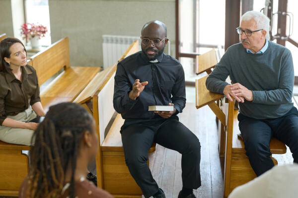 Pastor spricht mit der Gemeinde Pastor spricht mit der Gemeinde