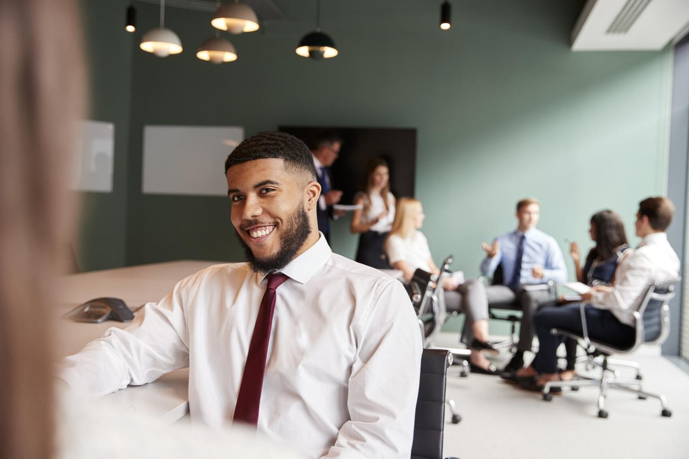 Mann ist Teil des Legal Operations Teams