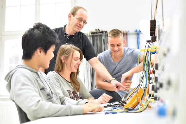 Bei technischen Aufgaben unterstützen Bei technischen Aufgaben unterstützen