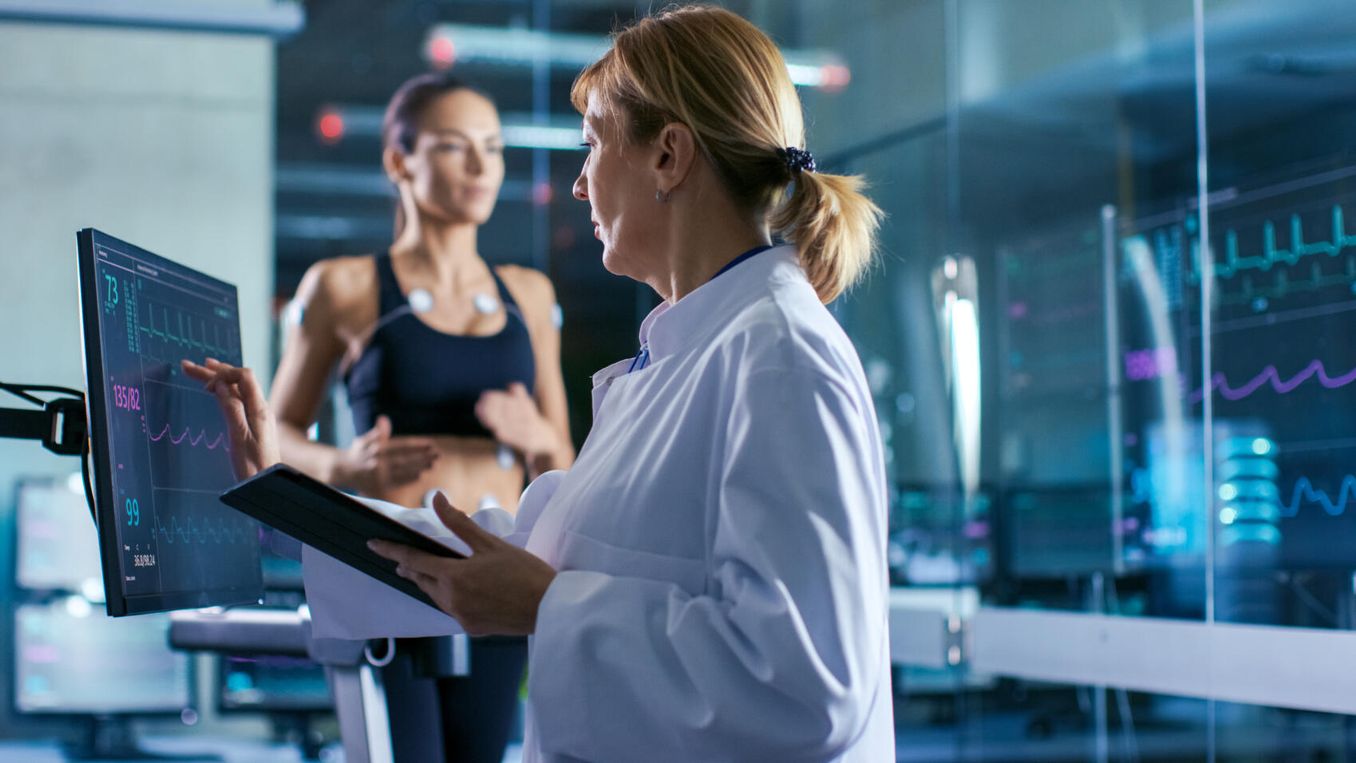 Aertzin ist Spezialistin für Sportmedizin und fuehrt Tests durch bei einer Patientin