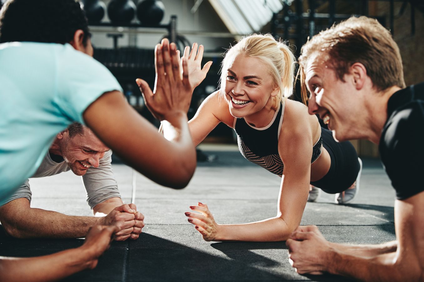 Sport Studium – Studierende machen eine Plank