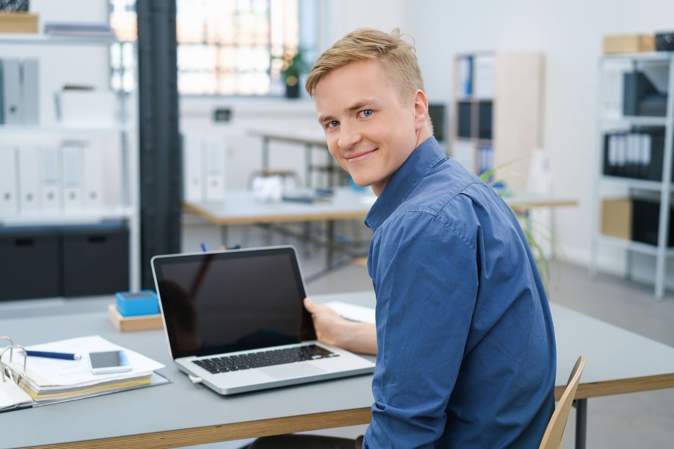Public Management Studium – Werkstudent am Laptop im Buero