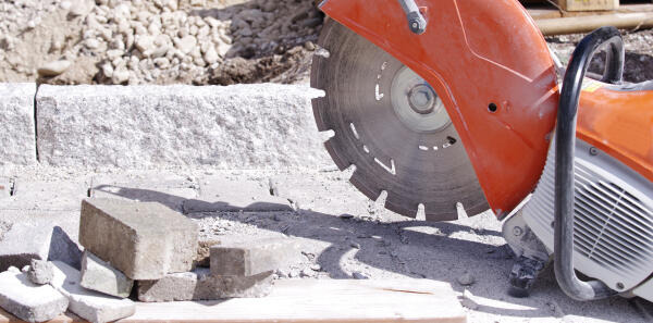 Baugeräteführer bedienen Betontrennschleifer Baugeräteführer bedienen Betontrennschleifer