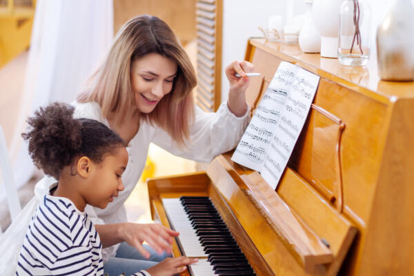 Klavierlehrerin übt mit Schülerin