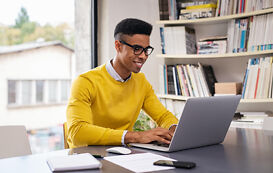 Student schreibt Seminararbeit Fazit am Laptop Student schreibt Seminararbeit Fazit am Laptop