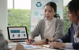 Nachhaltigkeitsberater bei der Arbeit Nachhaltigkeitsberater bei der Arbeit