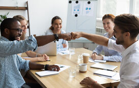 Kollegen der Generation Z arbeiten zusammen Kollegen der Generation Z arbeiten zusammen