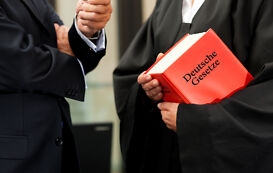 Rechtswissenschaft Studium – Juristen mit Gesetzbuch Rechtswissenschaft Studium – Juristen mit Gesetzbuch