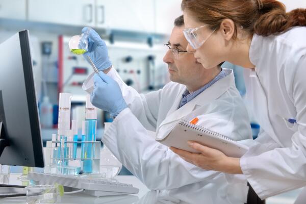 Lebensmitteltechnische Assistenten arbeiten in Labors Lebensmitteltechnische Assistenten arbeiten in Labors