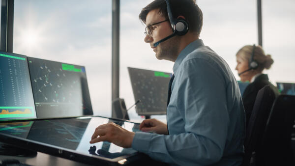 Beamter erfasst Radarsignale Beamter erfasst Radarsignale