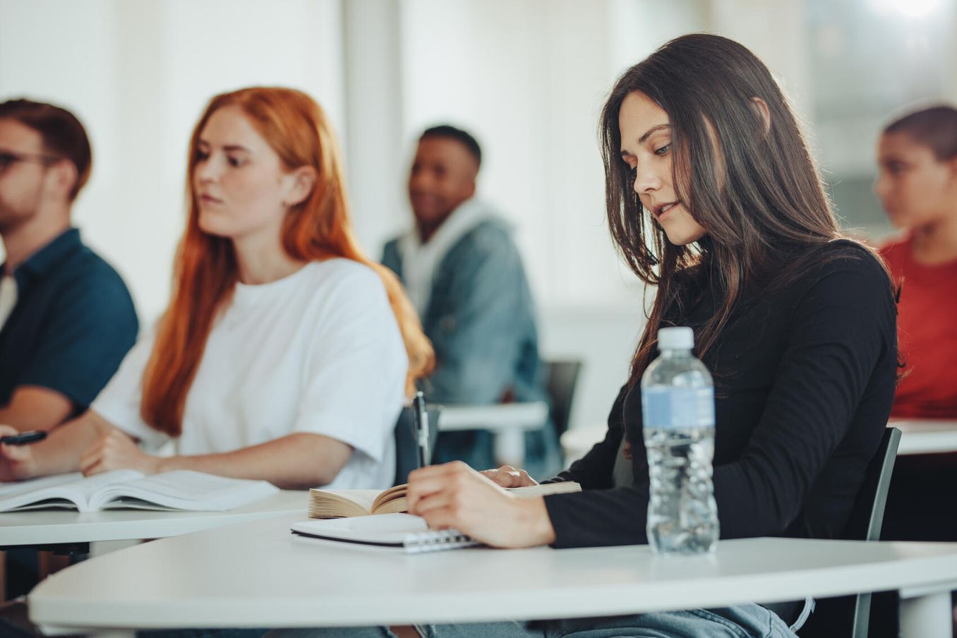 Studiengänge mit Recht – Studierende sitzen in einem Seminarraum