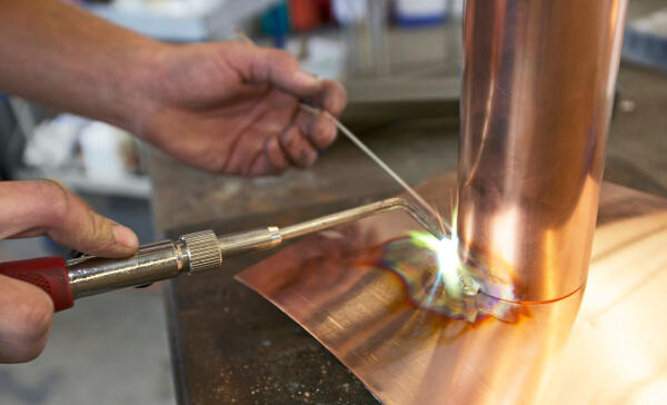 Metallbildner schweißt Metallteile Metallbildner schweißt Metallteile