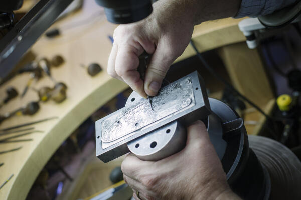 Graveur führt Gravur handwerklich durch Graveur führt Gravur handwerklich durch