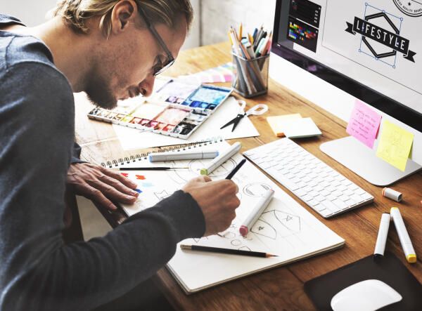 Kunstmaler gestalten Medien und arbeiten mit Programmen
