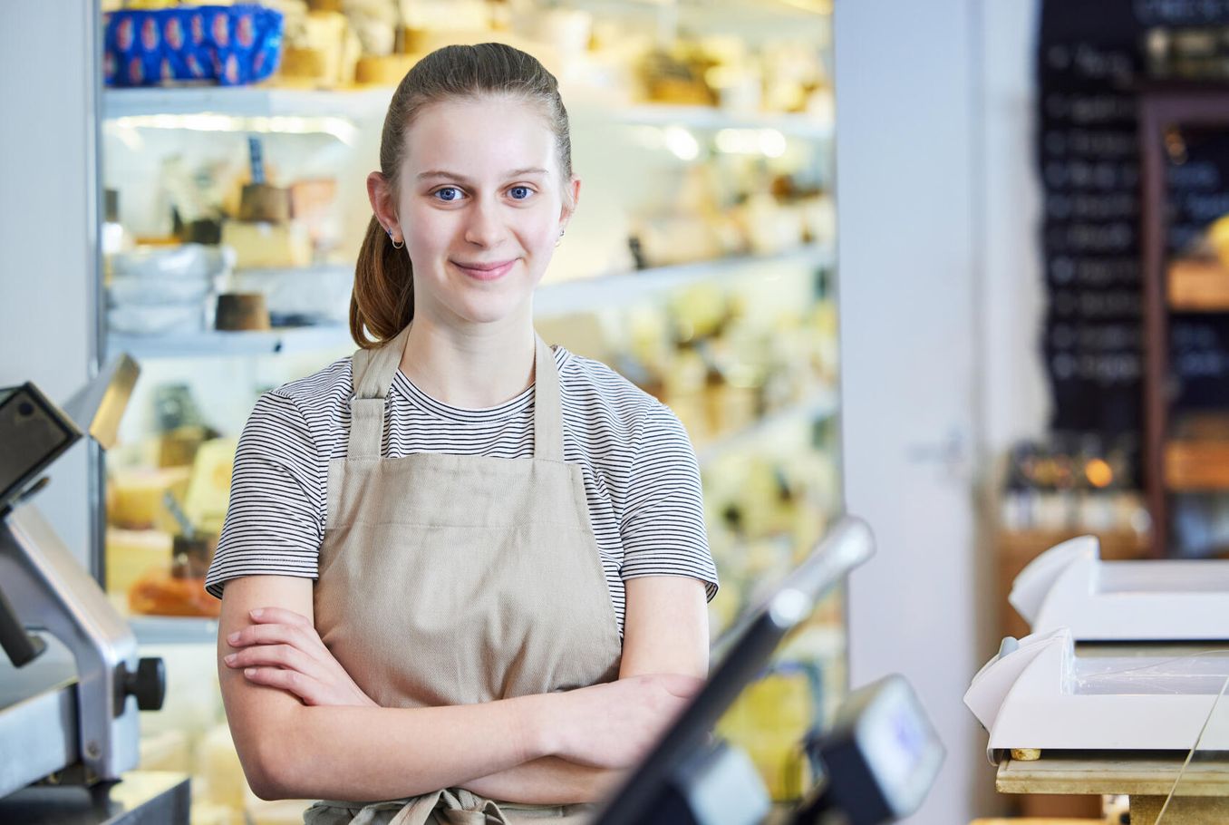 Schuelerpraktikum Arbeitszeiten – Schuelerin arbeitet in Supermarkt