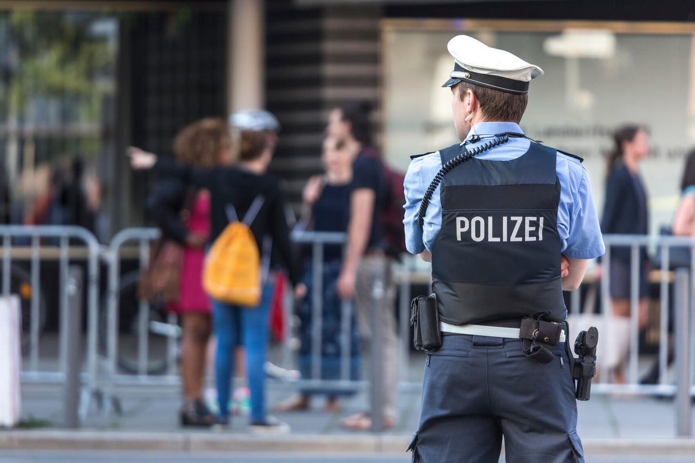 Polizist überwacht Veranstaltung