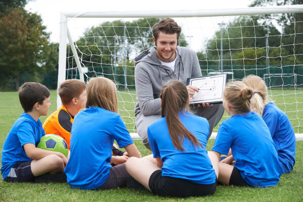 Sportlehrer erklärt verschiedene Techniken