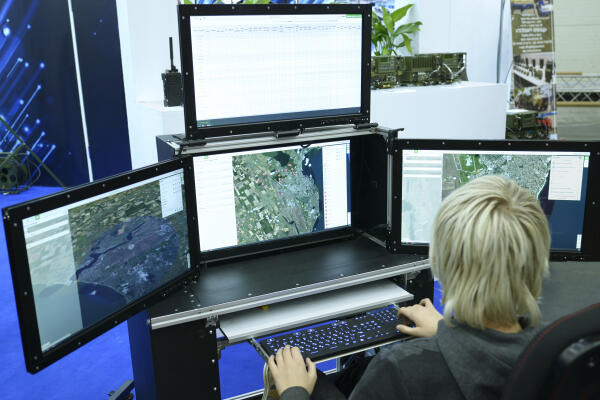 Fachunteroffizier in der Informatik arbeitet am Computer Fachunteroffizier in der Informatik arbeitet am Computer
