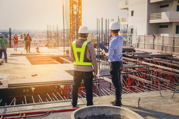 Montageleiter überprüft Fortschritt auf der Baustelle Montageleiter überprüft Fortschritt auf der Baustelle