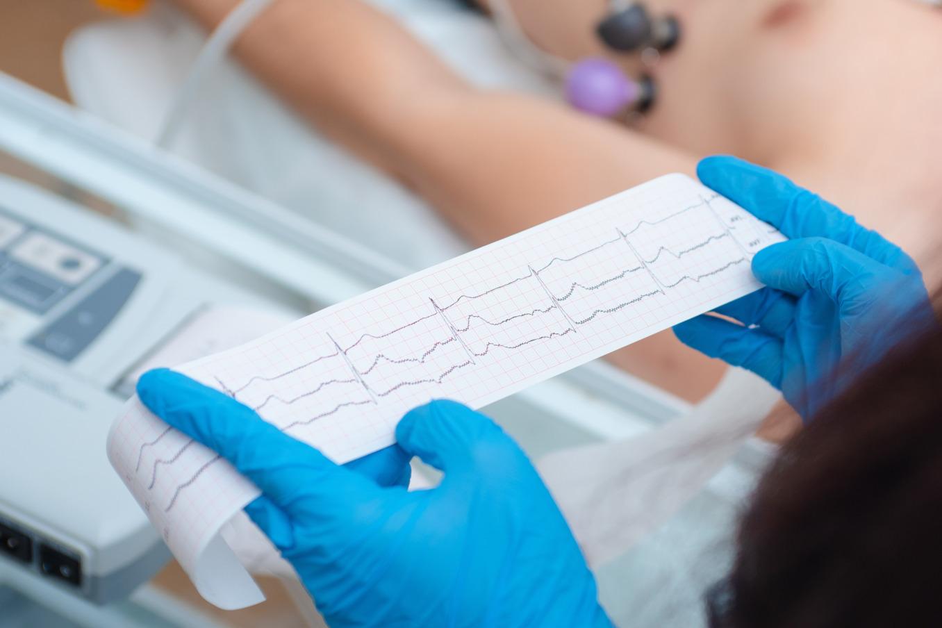 Kardiologe liest EKG