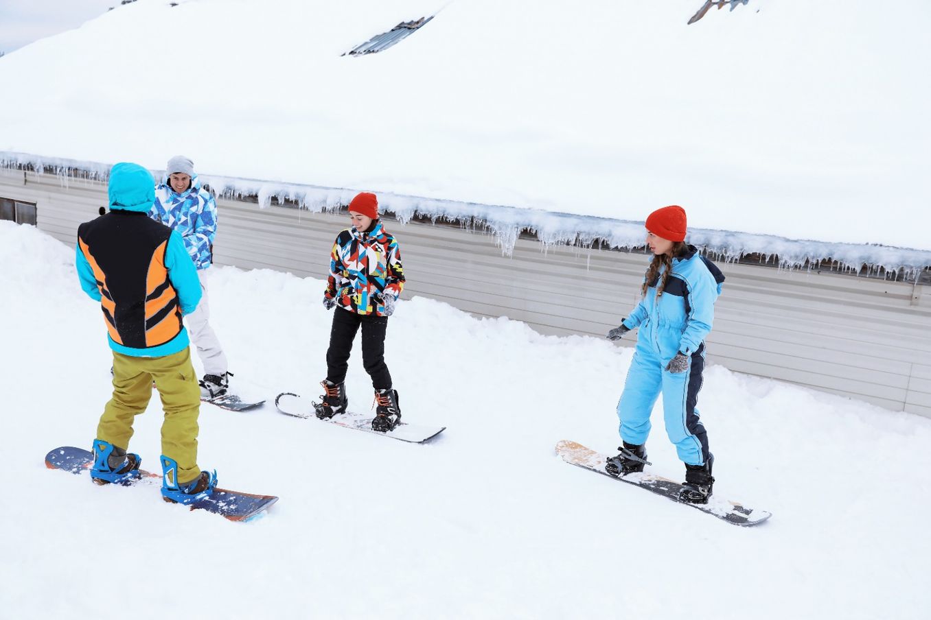 Snowboardlehrer mit Gruppe