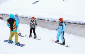 Snowboardlehrer mit Gruppe
