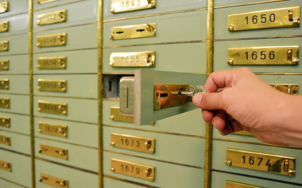 Bankschließfach wird aufgeschlossen Bankschließfach wird aufgeschlossen
