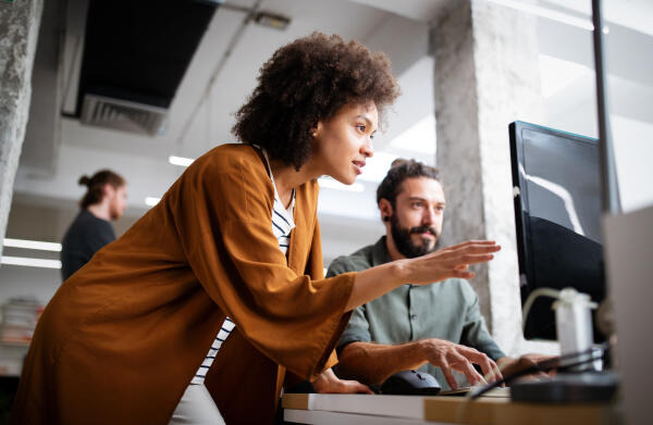 Mathematisch-technische Assistentin gibt eine Schulung beim Kunden Mathematisch-technische Assistentin gibt eine Schulung beim Kunden