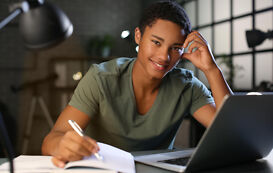 Junger Mann im Geschichte Studium macht sich Notizen Junger Mann im Geschichte Studium macht sich Notizen