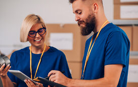 Studium Soziale Arbeit – Zwei Personen planen Aktion Studium Soziale Arbeit – Zwei Personen planen Aktion