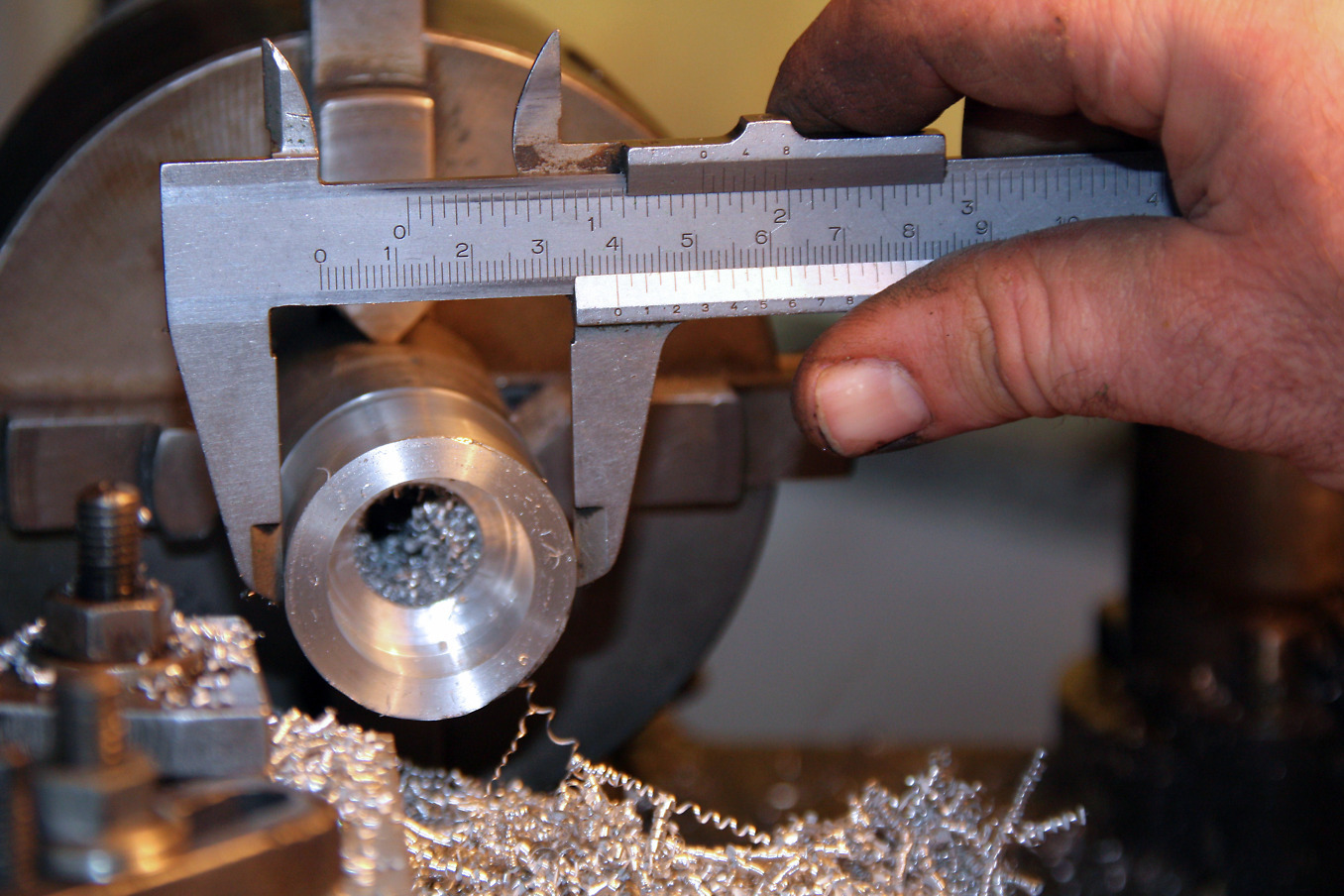 Metallspäne fallen aus einer Maschine Metallspäne fallen aus einer Maschine