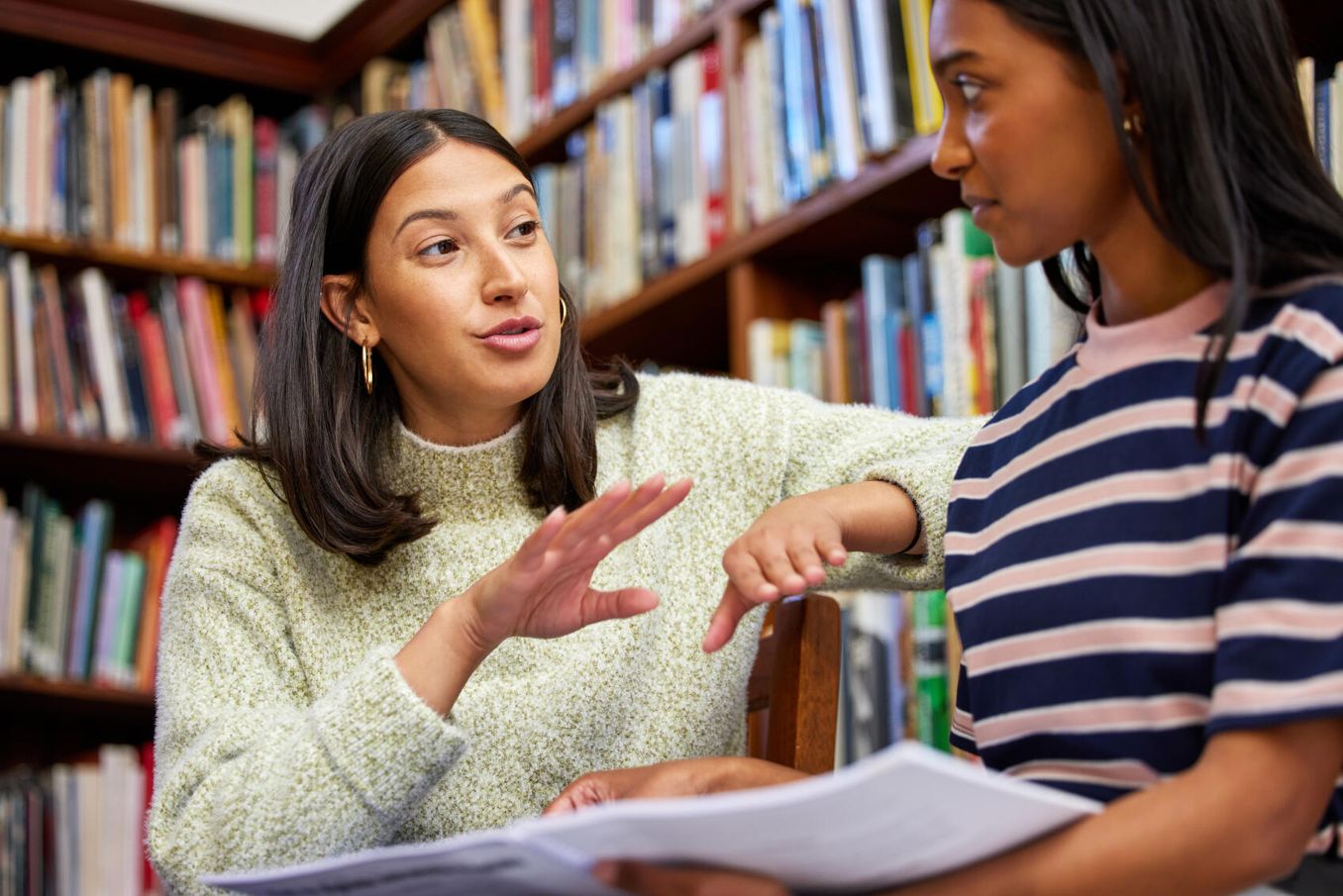 Zwei Studentinnen diskutieren im Politikwissenschaft Studium