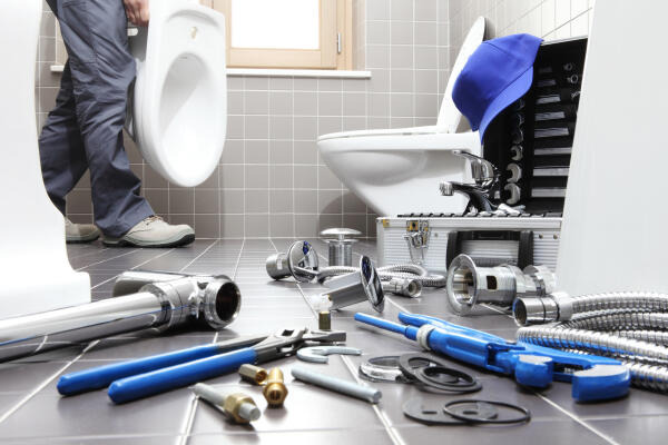 Heizungsinstallateure arbeiten mit Werkzeugen Heizungsinstallateure arbeiten mit Werkzeugen