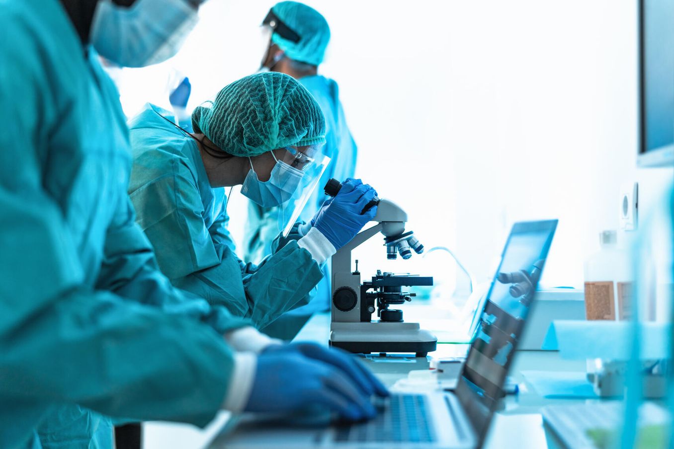 Virologie Studium – Studierende erforschen einen Virus auf dem Mikroskop