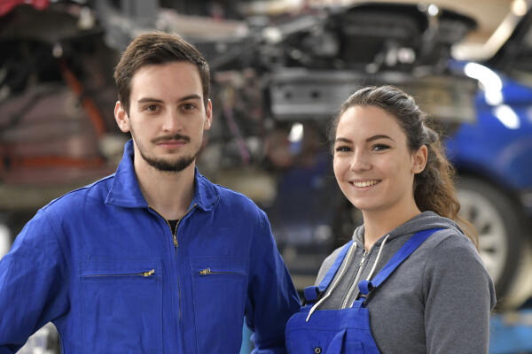 Stanz- und Umformmechaniker arbeiten in Werkhallen Stanz- und Umformmechaniker arbeiten in Werkhallen