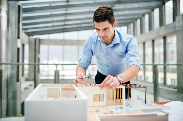 Assistent für Innenarchitektur entwickelt ein Modell Assistent für Innenarchitektur entwickelt ein Modell