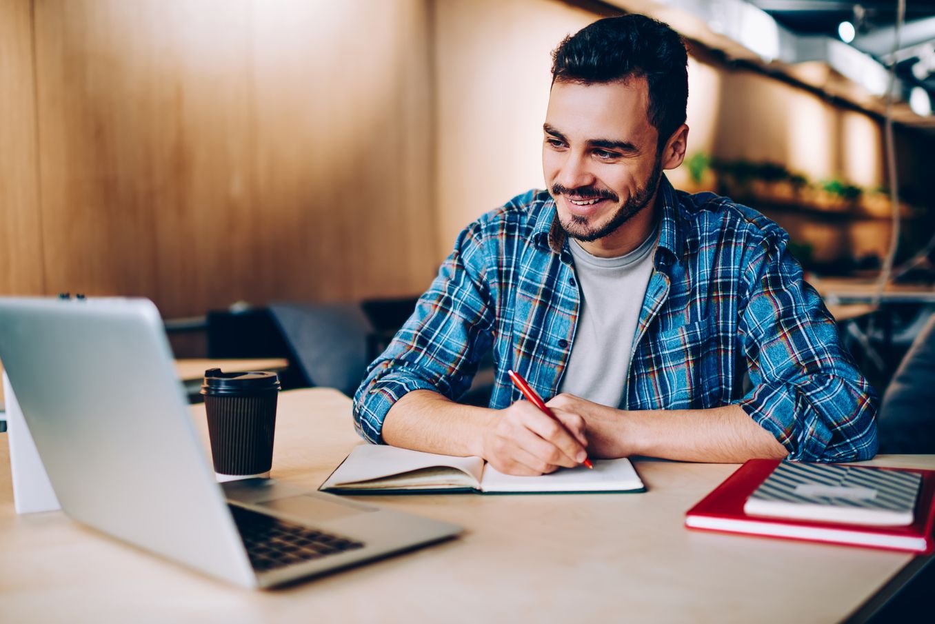 Projektmanagement Studium – Student lernt für eine Prüfung