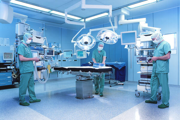 Fachkräfte für Medizinprodukteaufbereitung sterilisieren Geräte im OP-Saal