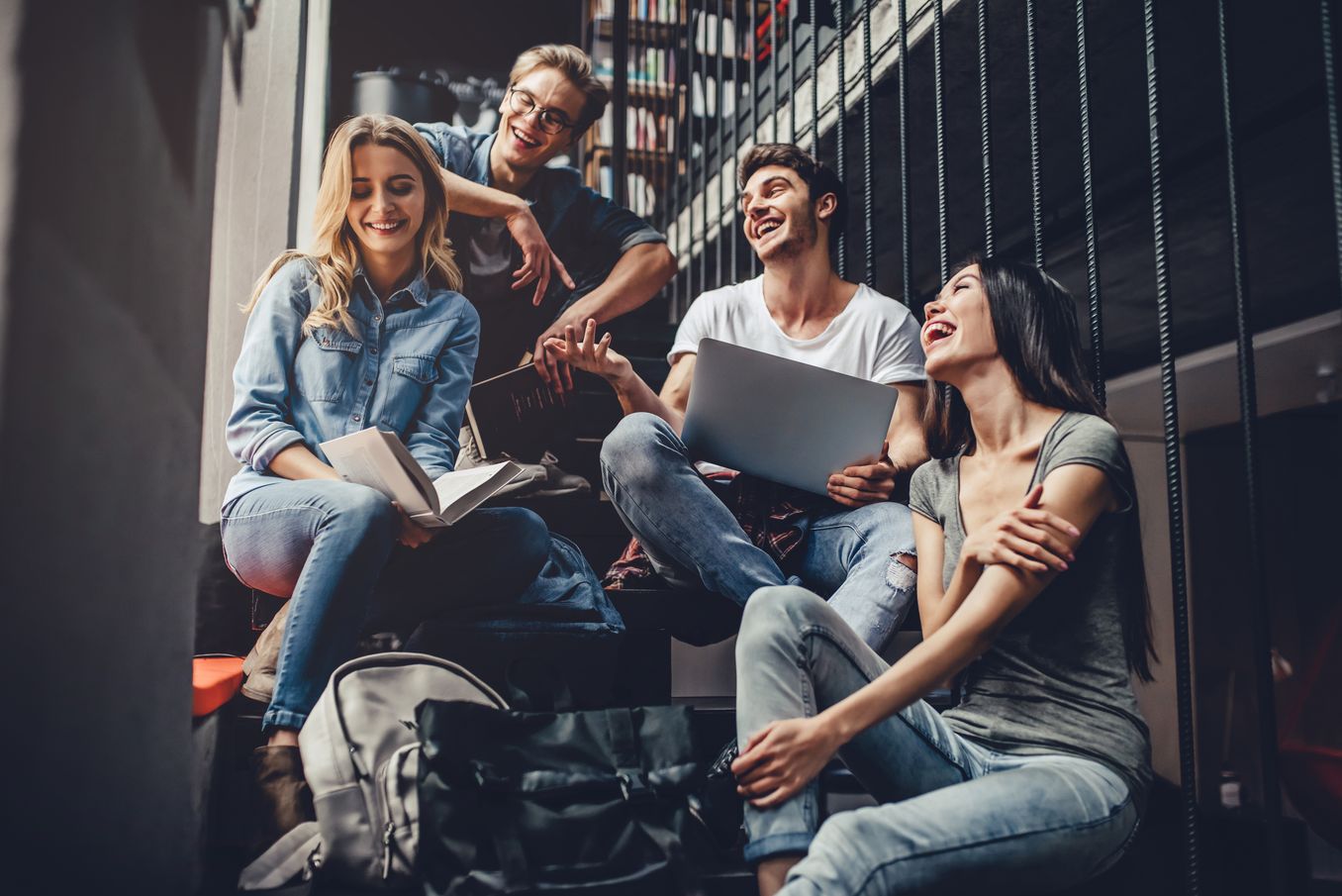 Berufe ohne Ausbildung – Gruppe von Studenten sitzt in Treppenhaus