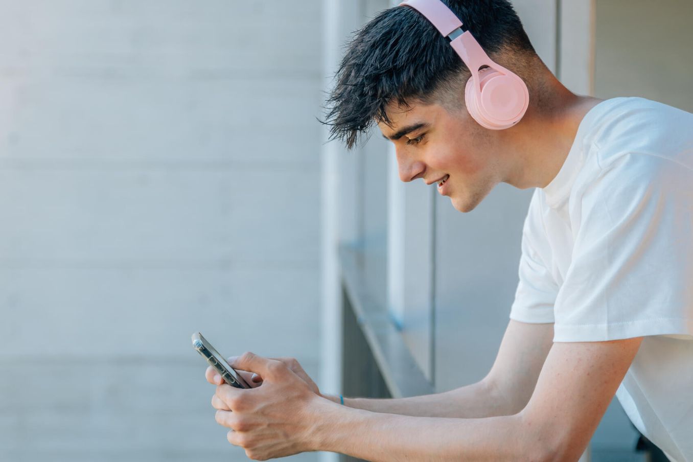 Rundfunkbeitrag Student – Junger Mann schaut Video am Smartphone