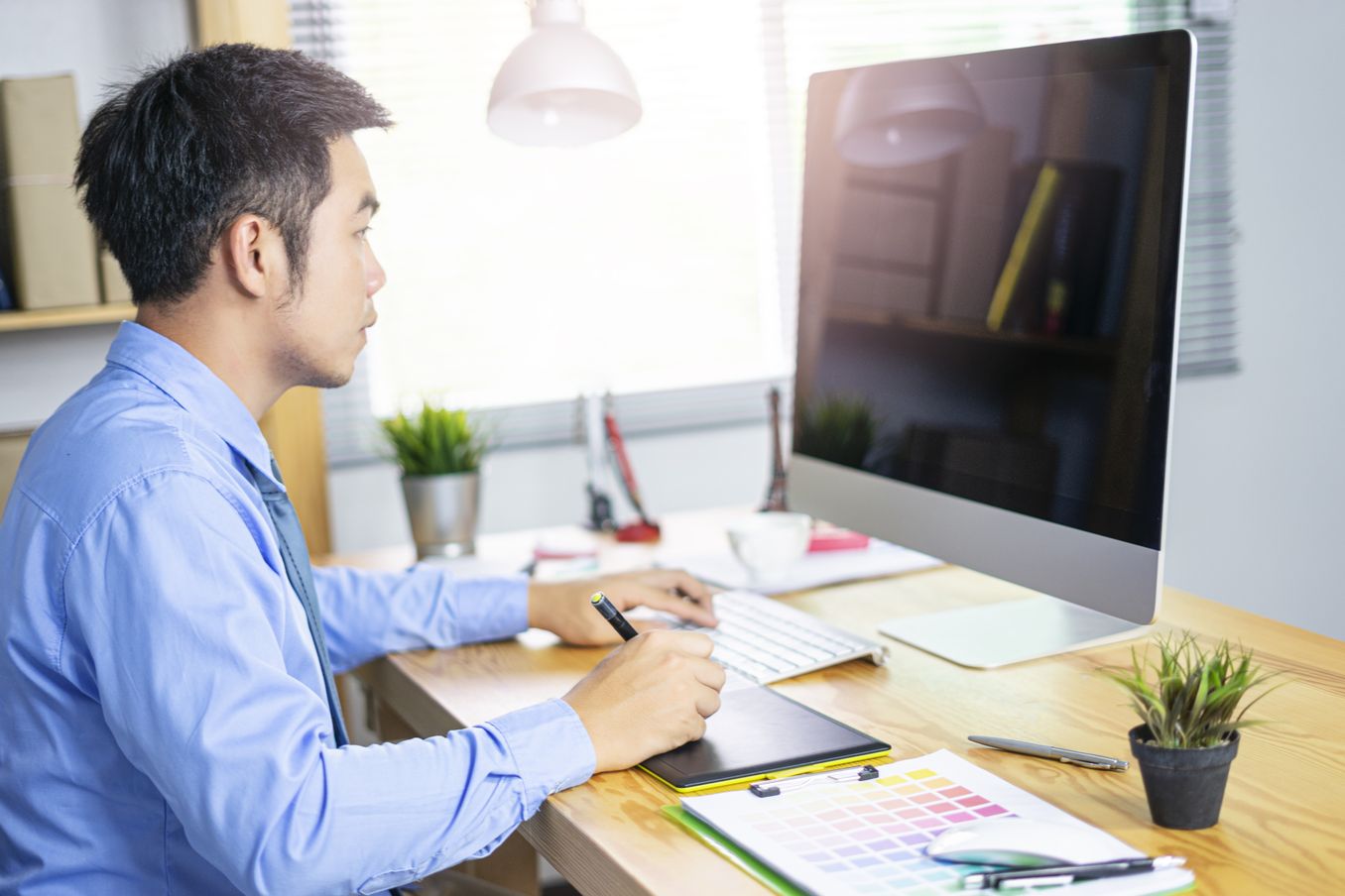Digitale Medien Studium – Student arbeitet konzentriert am Computer
