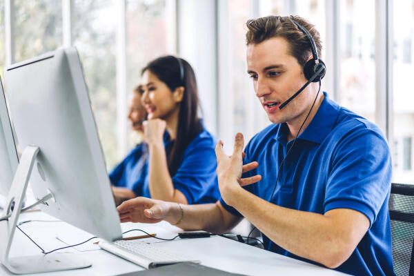 Kundendiensttechniker telefonieren mit Kunden Kundendiensttechniker telefonieren mit Kunden