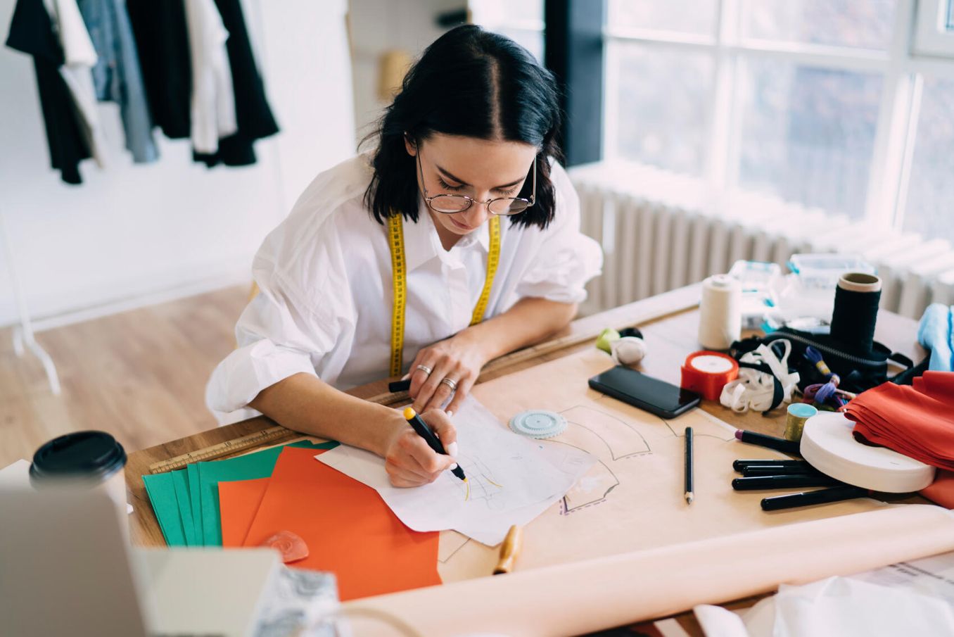 Kreative Berufe – Designerin zeichnet Entwurf