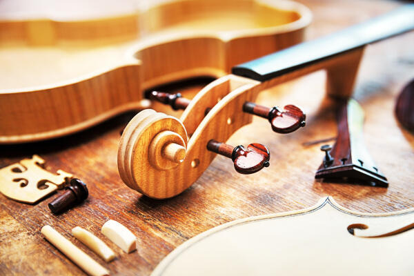 Instrumentenbauer bauen Geigen
