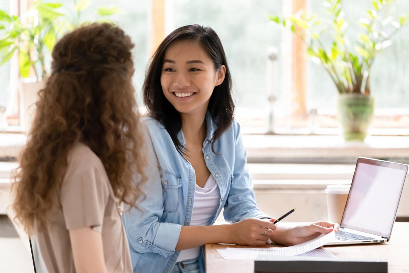 Zwei Frauen bei der Studienberatung