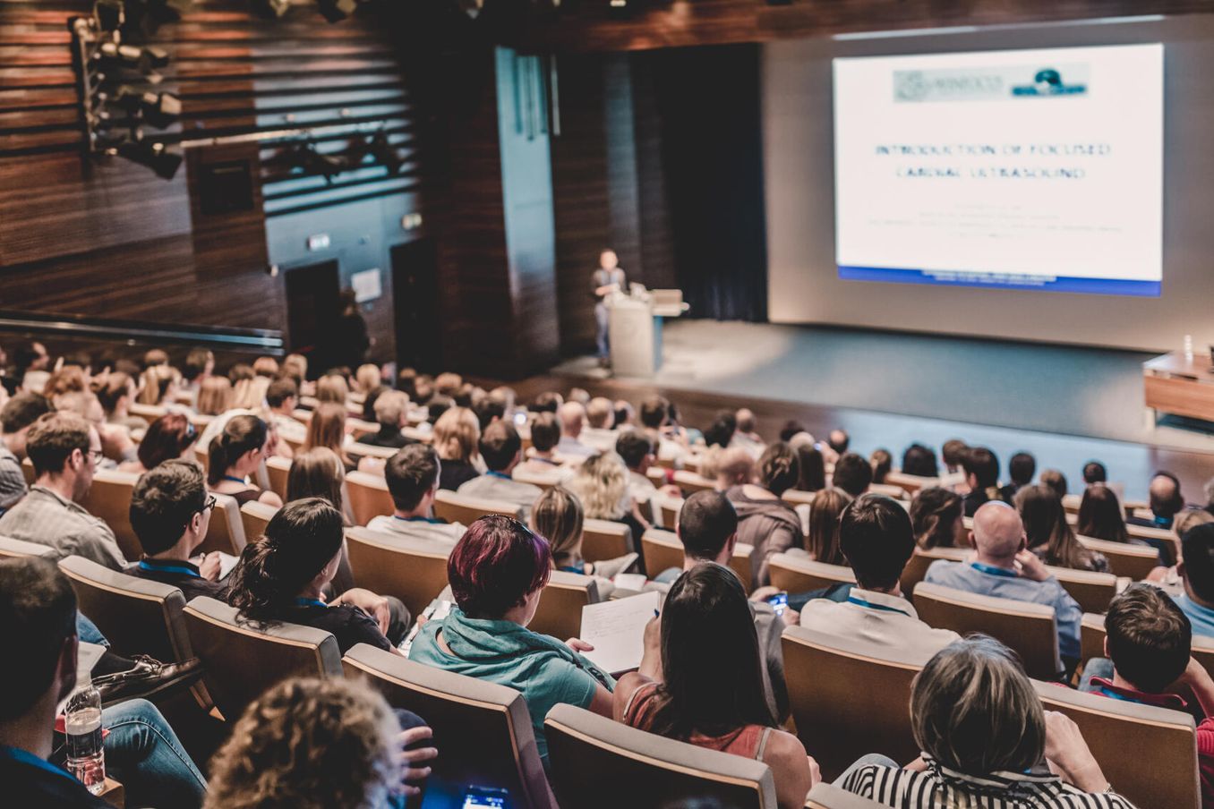 SemestAnfang des Semesters – Studierende sitzen in der Einführungsveranstaltung im Hörsaaler