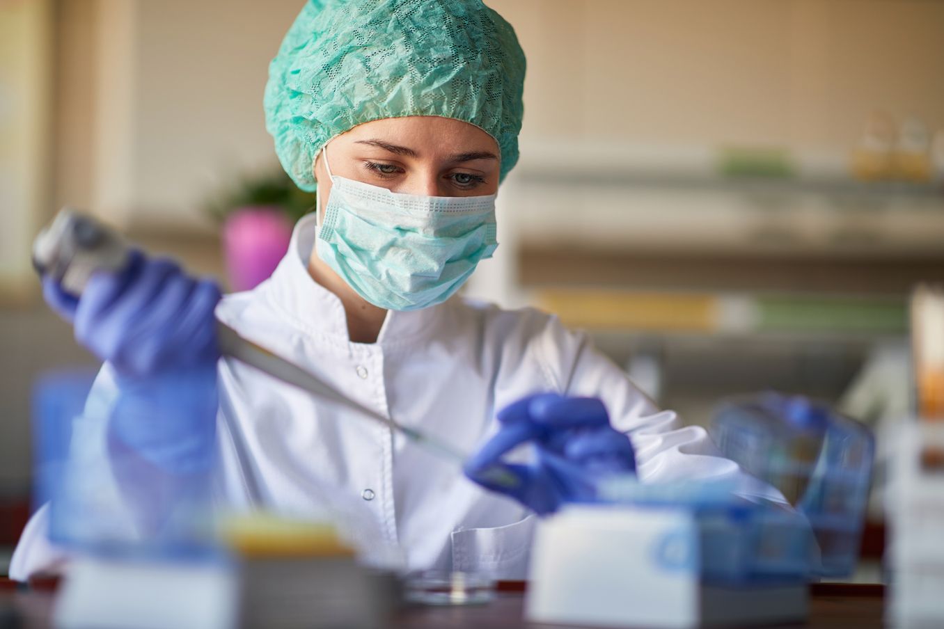 Medizinische Technologin für Laboratoriumsanalytik untersucht Probe.jpeg
